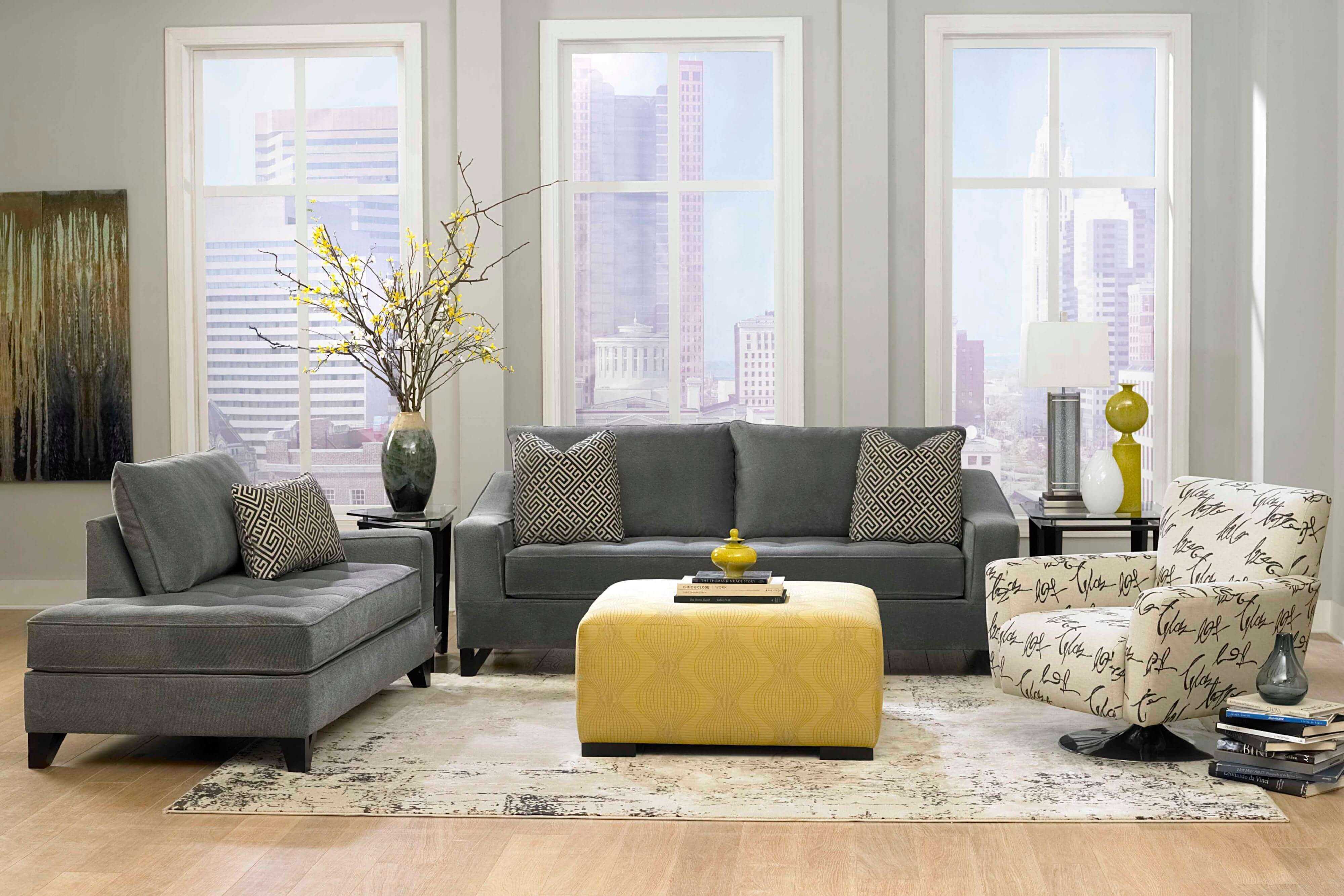 серый диван и желтое кресло в интерьере