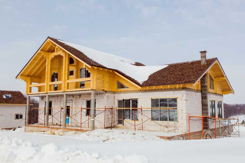 Можно ли строить дом зимой: плюсы и минусы строительства
