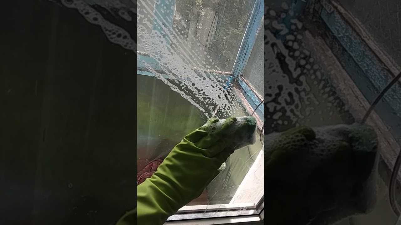 Чем отмыть стекла на окнах