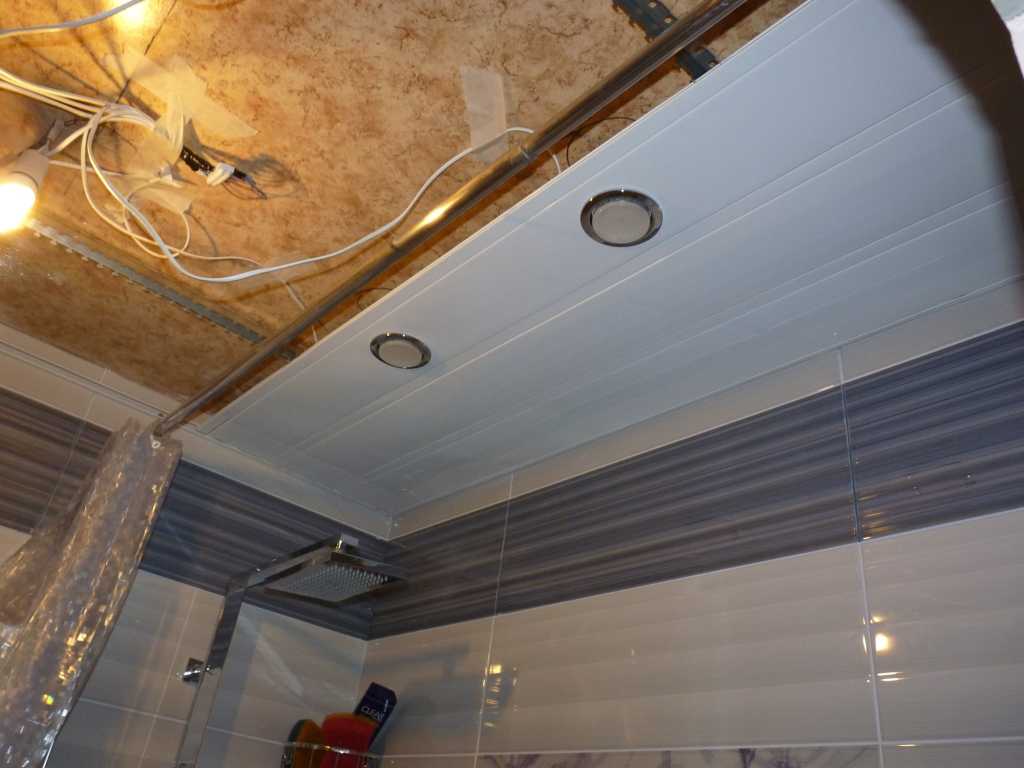 Подвесной потолок в ванной комнате: два возможных варианта с подробными инструкциями