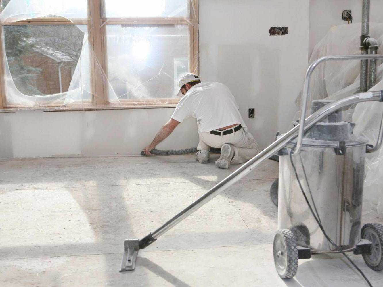 Все способы, как убрать строительную пыль со стен и потолка после проведенных работ
