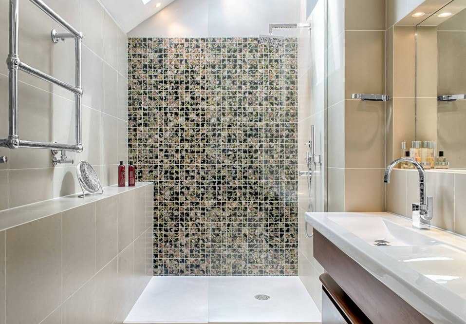 Плитка-мозаика для ванной комнаты: школьная тетрадка на стенах