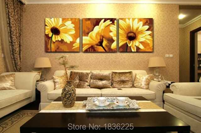 Картины в интерьере гостиной в современном стиле: в рамке на стене, над диваном, три картины в одном стиле

 - 35 фото