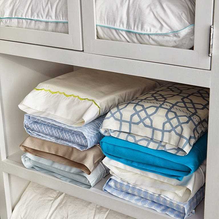 Хранение постельного белья: как в шкафу (гардеробной) компактно, удобно хранить белье. идеи на фото