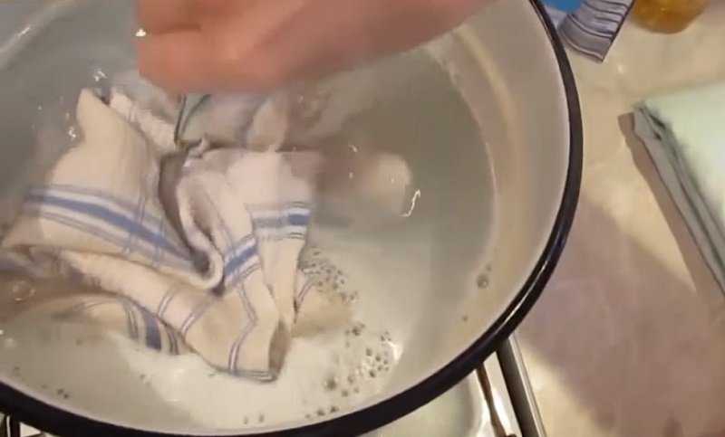 Как отстирать кухонные полотенца от застарелых жирных пятен в домашних условиях: народные рецепты и средства бытовой химии для избавления от жира и загрязнений