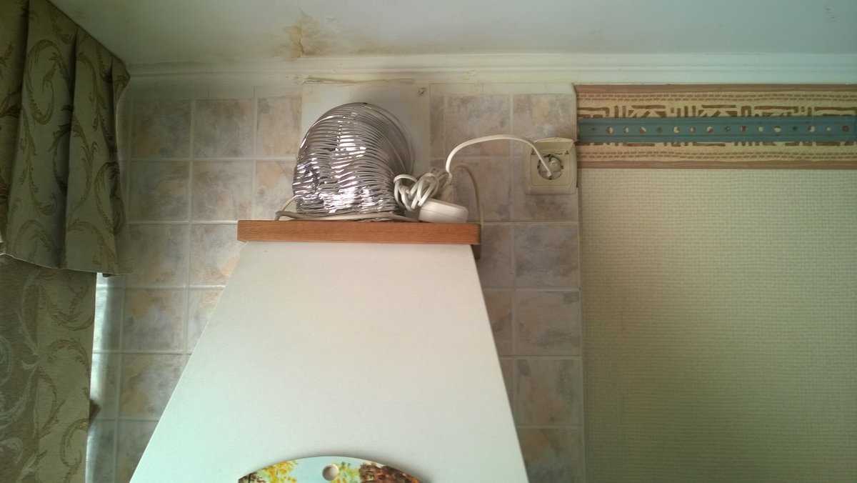 Вентиляционный короб на кухне: как обыграть, дизайн с выступом над кухонным гарнитуром при входе нестандартной кухни
 - 24 фото