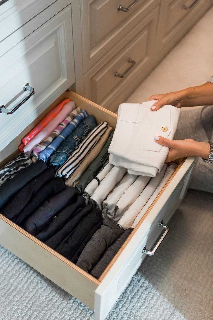 Вертикальное хранение одежды в шкафу на полках