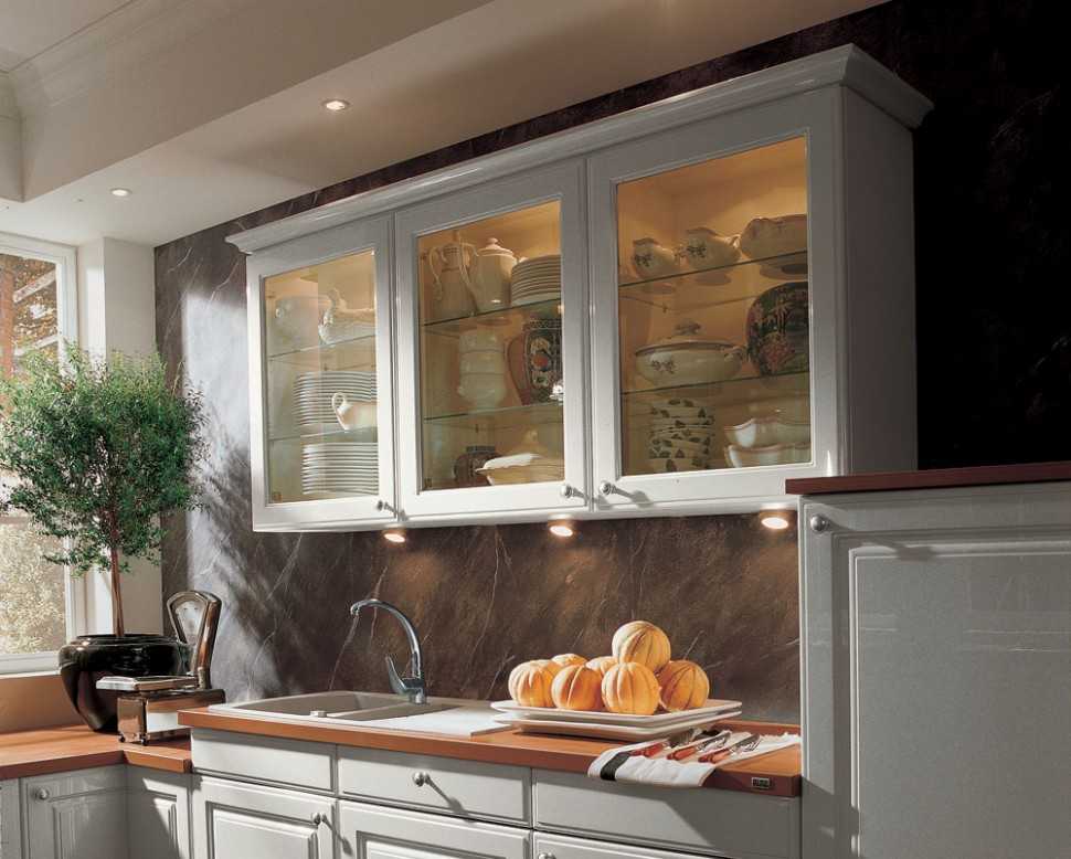 Кухня со стеклянными фасадами: плюсы и минусы, 22 фото в интерьере