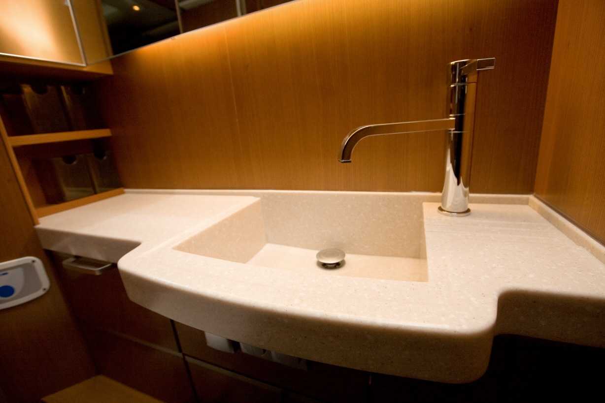 Интегрированная раковина в ванную. Staron ss440. Столешница из искусственного камня в ванную. Раковины из искусственного камня для ванной. Раковина со столешницей.