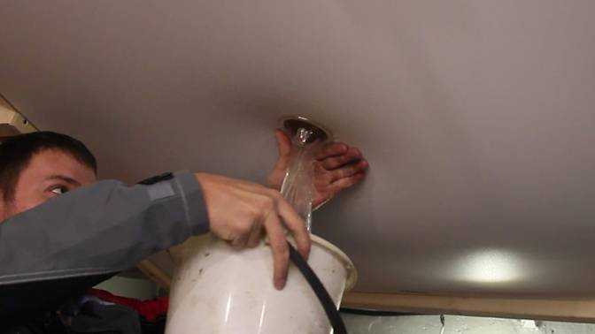 Как слить воду с натяжного потолка, убираем воду после затопления