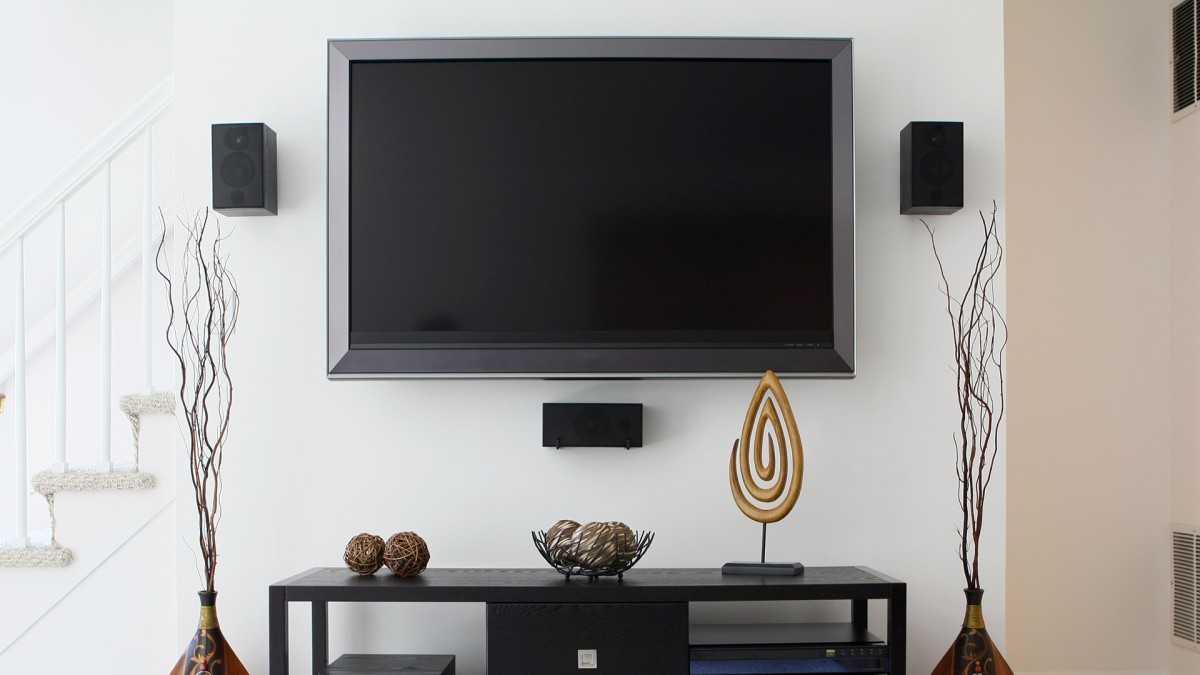 Как и чем закрыть красиво провода от телевизора на стене