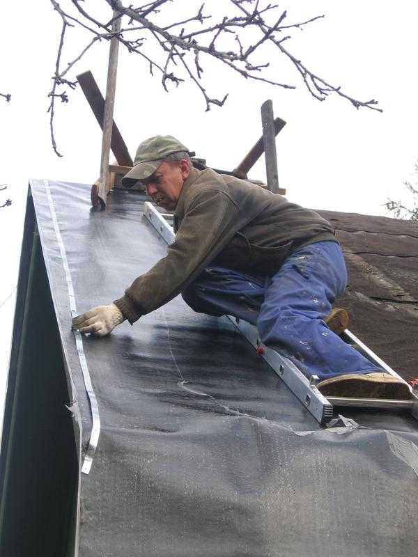 Как крыть крышу рубероидом своими руками, инструкции на фото и видео