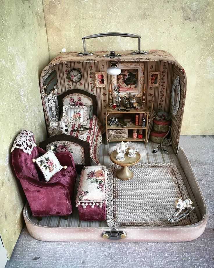 Декор: чемоданы, винтажные саквояжи, сундуки в интерьере — 40 фото