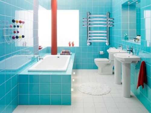 Синяя ванная комната - фото необычного дизайна в нежных тонах