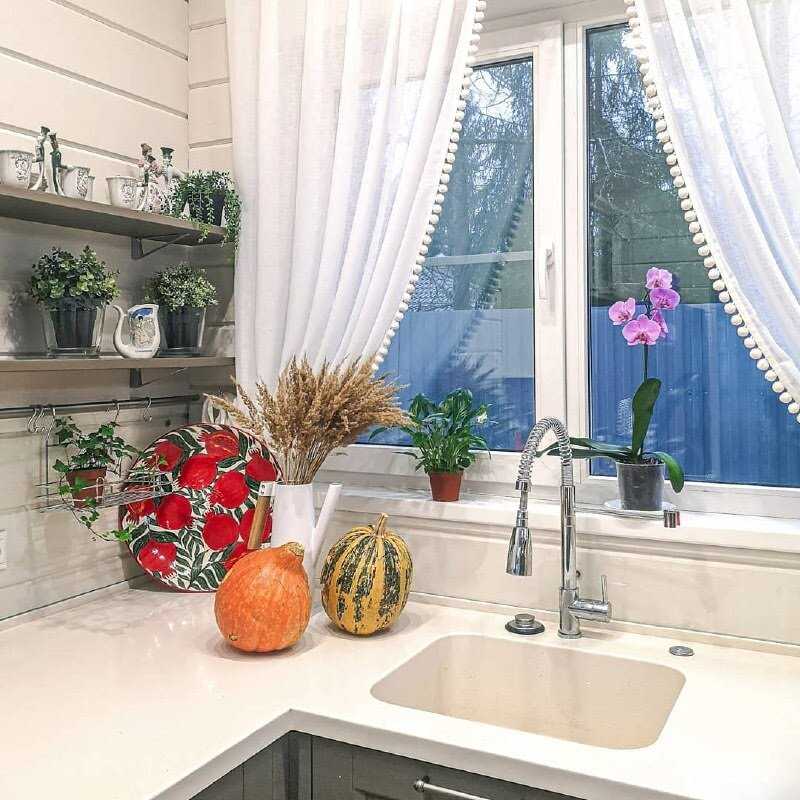 Раковина в подоконнике на кухне, мойка у окна в частном доме - 10 фото