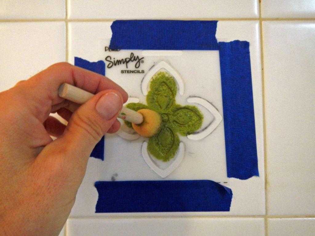 Можно ли покрасить кафельную плитку в ванной и как сделать это правильно