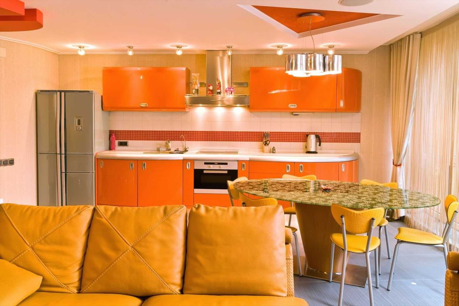 Выбираем кухонный гарнитур оранжевого цвета и учимся сочетать его с другими цветами