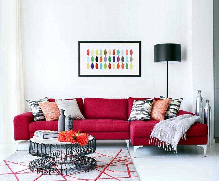 Беспроигрышные сочетания оранжевого дивана с интерьерными стилями