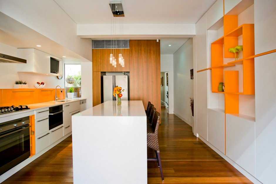 Дизайн узкой кухни: 65 красивых идей (фото)