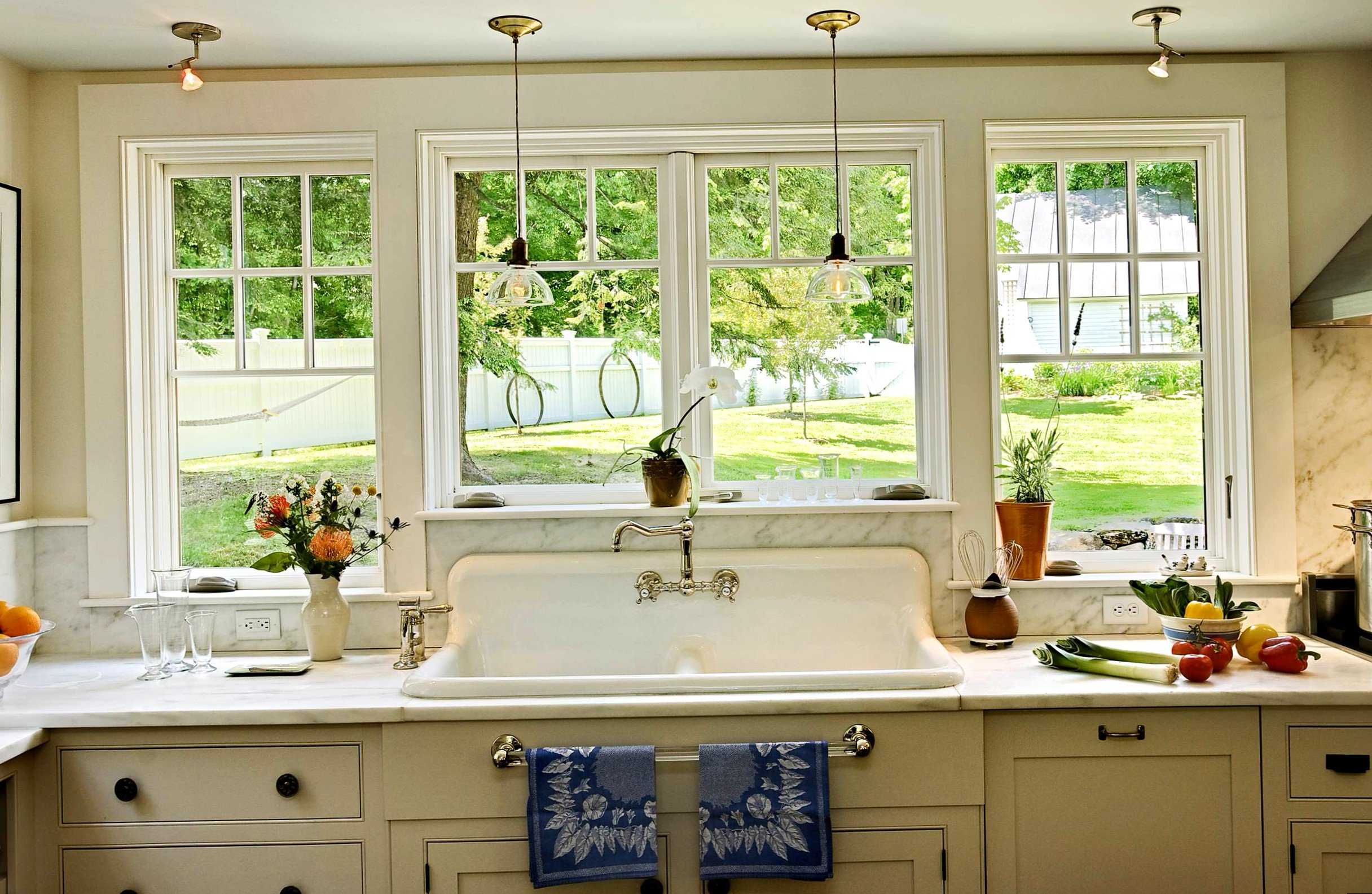 Дизайн кухни с мойкой у окна — советы по размещения раковины и выбору смесителя