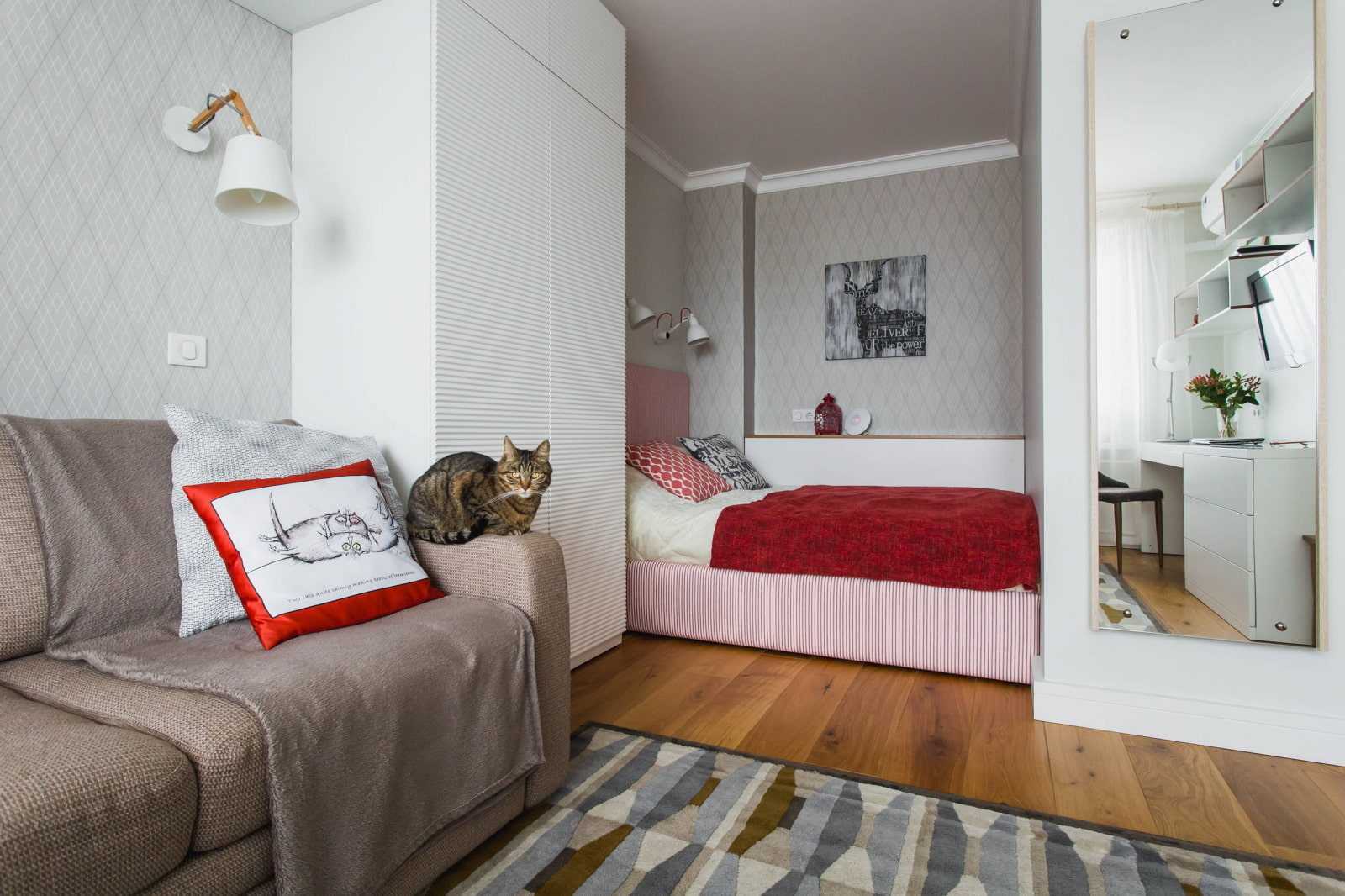 Спальня в однокомнатной квартире дизайн с подиумом и шкафом, кровать в гостиной в нише, зонирование дивана и двуспальной постели в интерьере, как расставить мебель в однушке