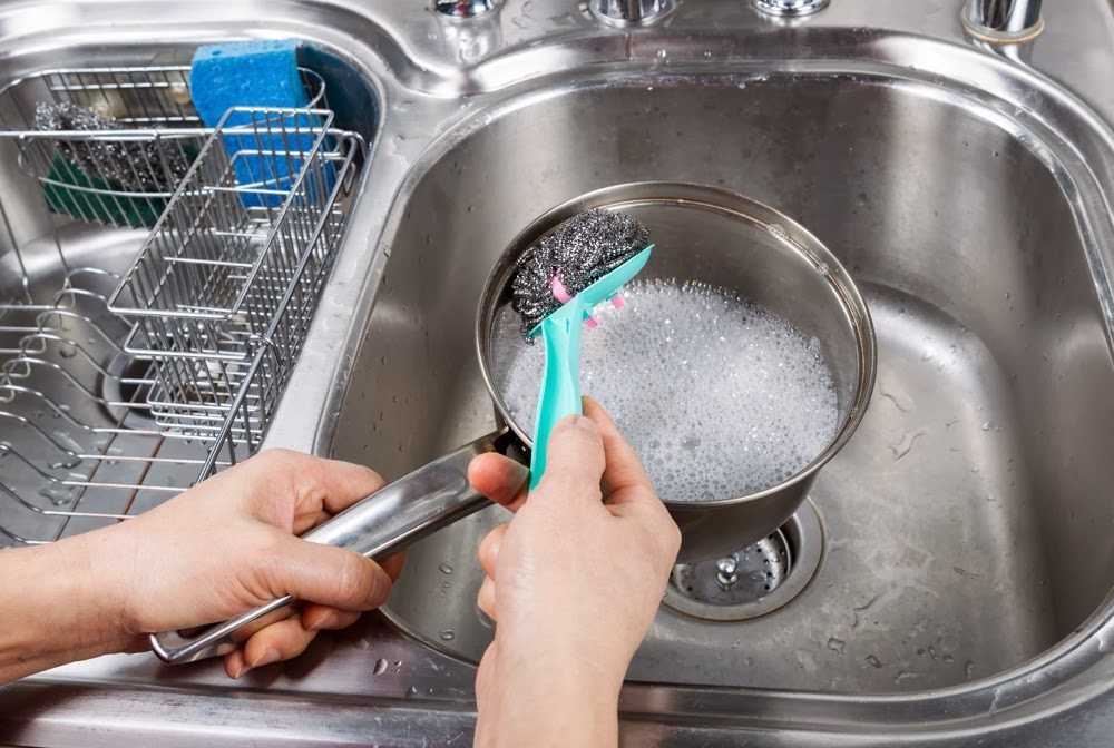 Простые домашние рецепты, такие как уксус с водой или жидкость для мытья посуды, борются с грязью и пятнами на нержавеющей стали гораздо лучше, чем можно было бы ожидать Рассказываем подробнее о способах и правилах очистки приборов