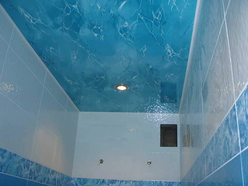 Натяжной потолок в ванной: плюсы и минусы выбора