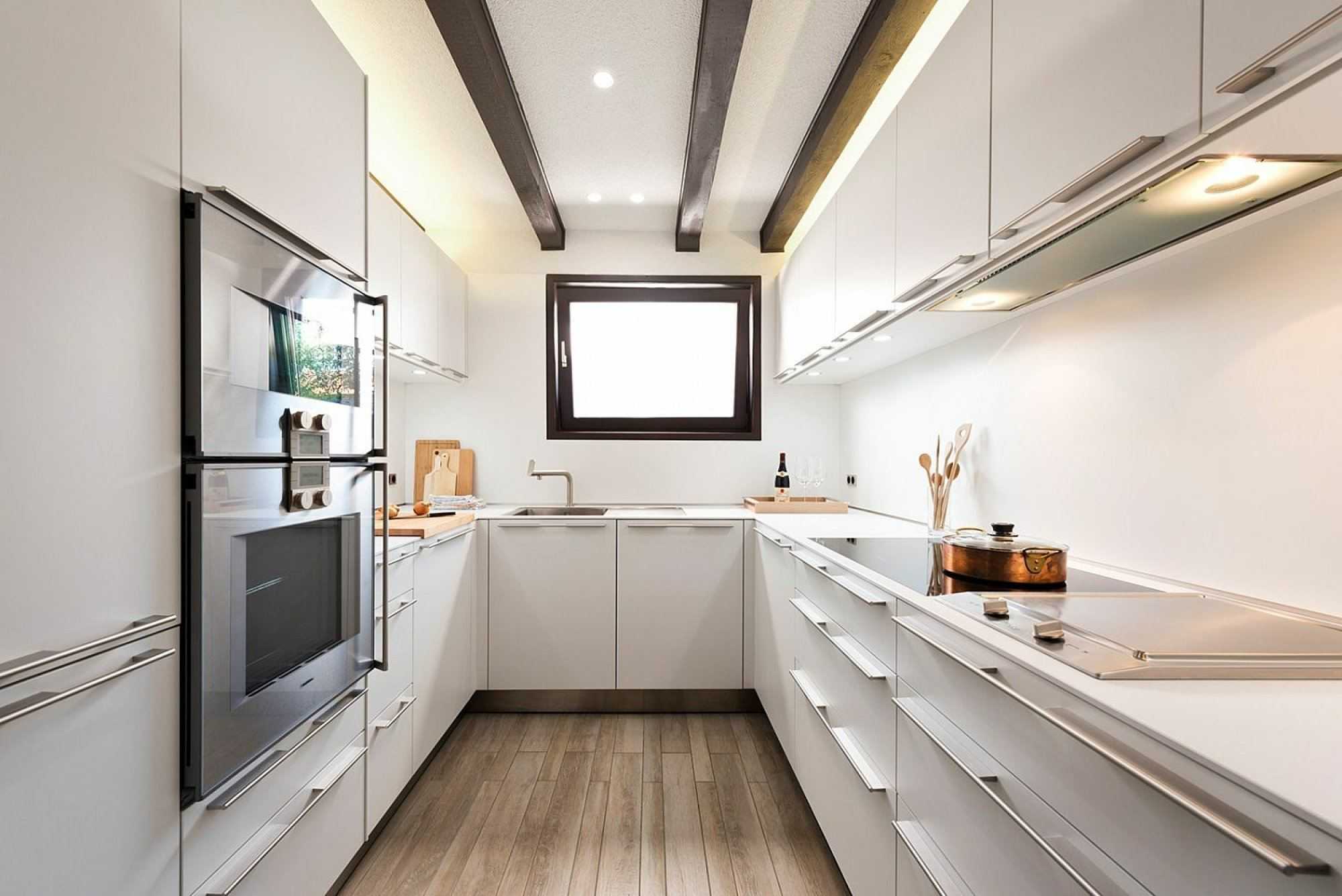 Ваша кухня — узкая и вытянутая Ничего страшного: мы подготовили подборку стильных интерьеров кухонь-вагончиков и собрали целый набор практичных, реально работающих дизайнерских решений, помогающих обойти этот недостаток
