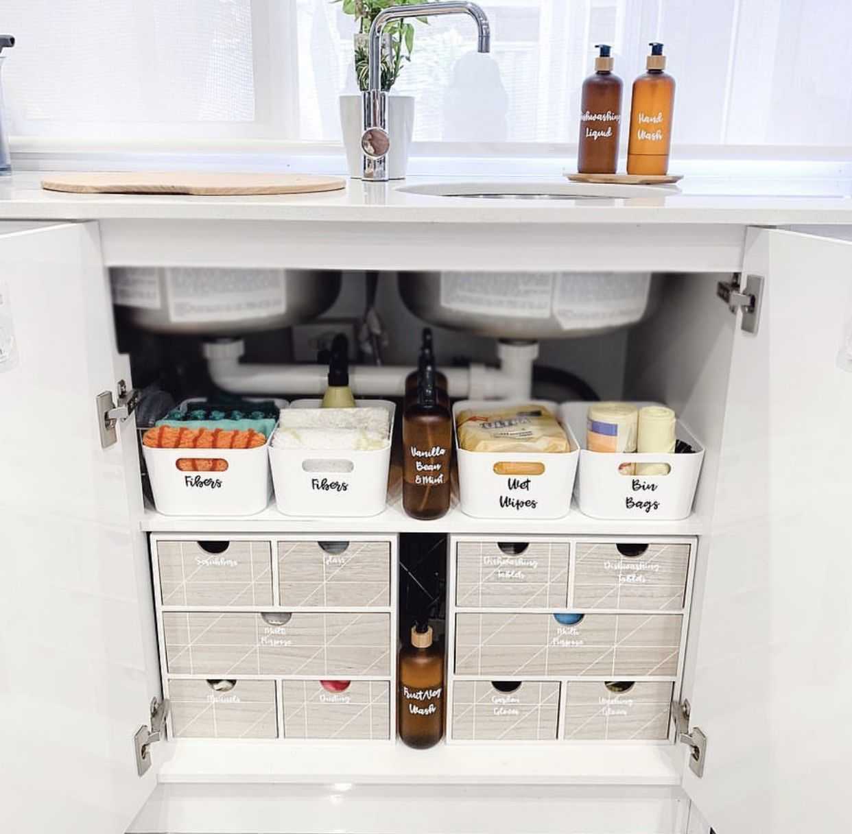 Как использовать пространство над кухонными шкафами: лучшие идеи дизайнеров
