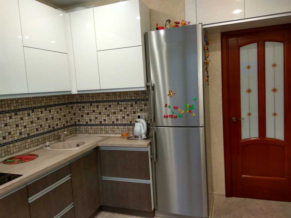 Рассказываем, куда поставить холодильник в маленькой квартире: 3 отличных места на кухне и 3 подходящих варианта в других комнатах