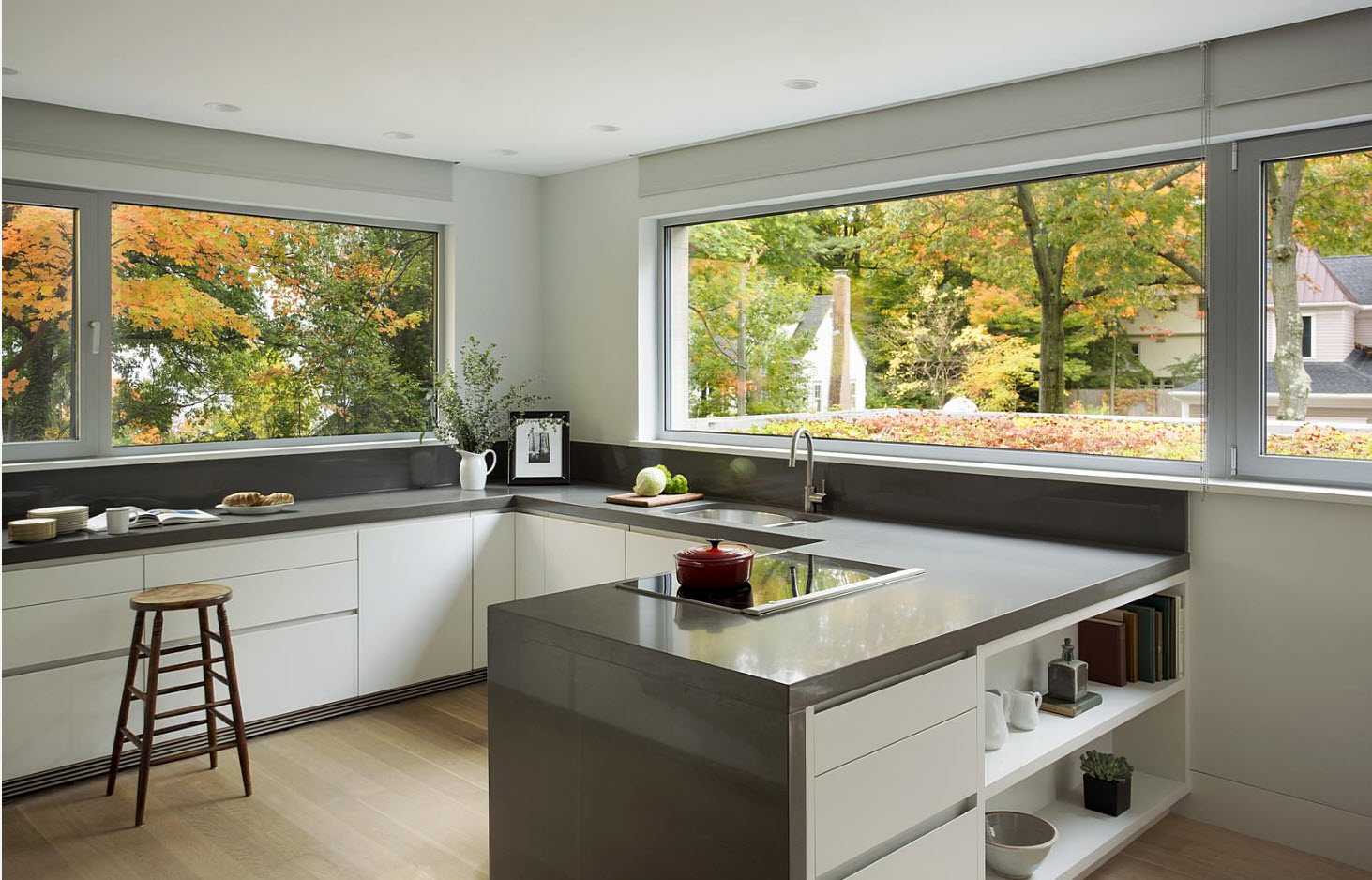 Окно на кухне:  3 основных варианта оформления и множество свежих идей