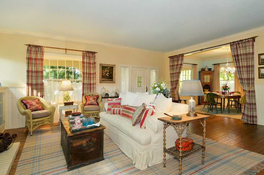 Американский стиль в интерьере загородного дома, американская классика в спальне и дизайн гостиной 
 - 55 фото