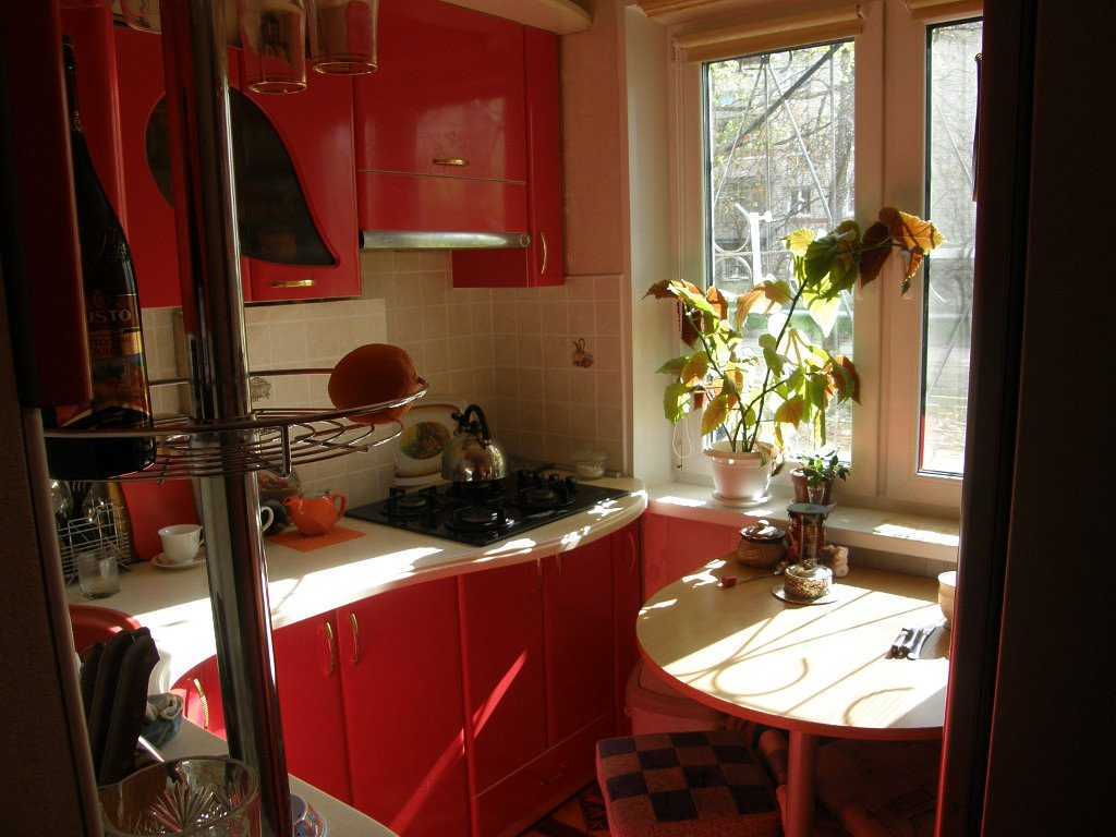 Кухня 7 кв метров: идеи дизайна с холодильником и балконом
 - 21 фото