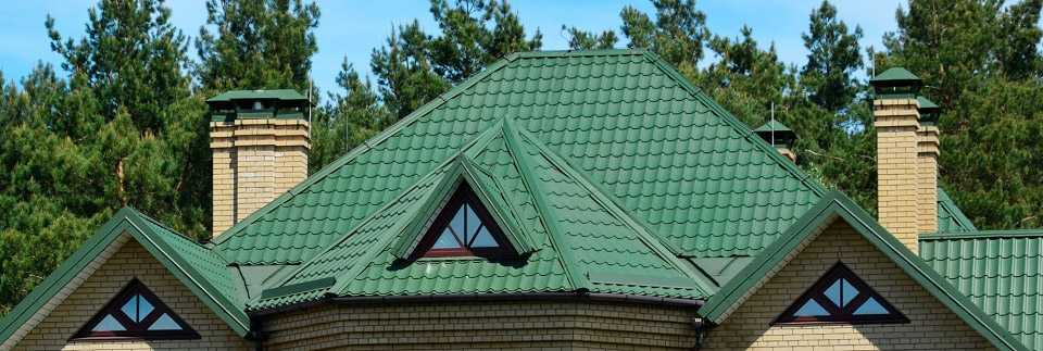 Крыша тараз. Многощипцовая крыша. Металлочерепица зеленая. Металлочерепица на многощипцовой крыше. Фигура крыша.