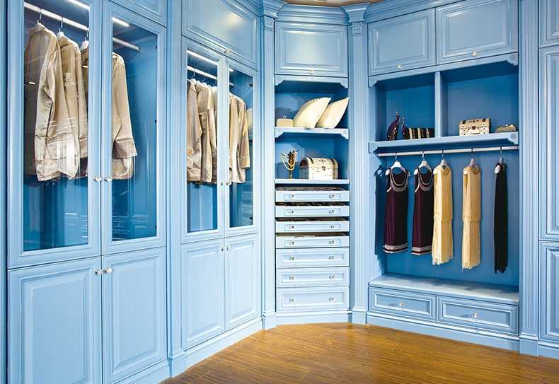 Французский гардероб. Гардеробная. Голубая гардеробная. Классическая гардеробная. Шкаф в голубом цвете.