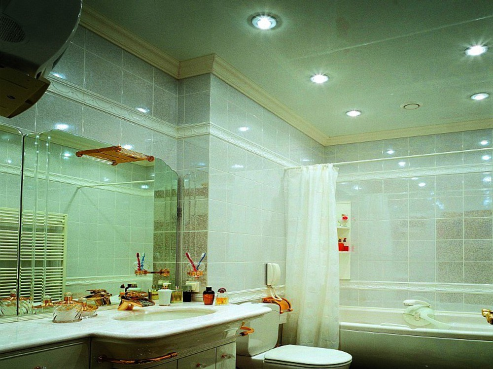 Натяжной потолок в ванной: плюсы и минусы решения