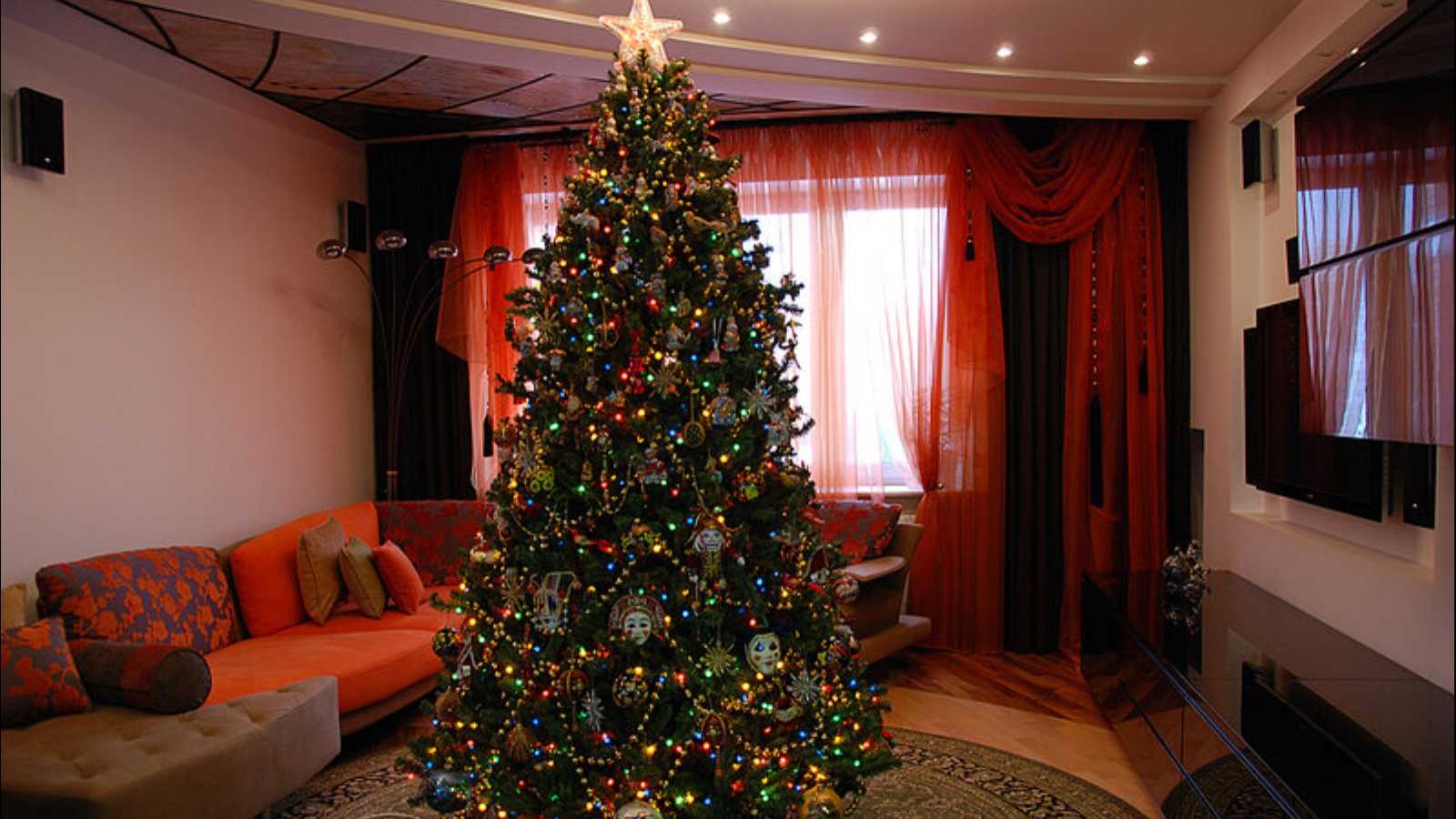 Где новогодняя елка. Домашняя елка. Новогодняя елка. Новогодняя комната с елкой. Новогодняя елка в доме.