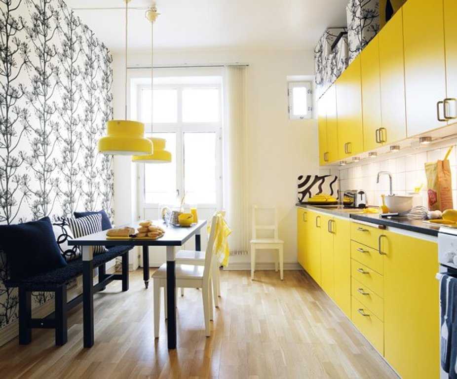 Желтая кухня в интерьере: гарнитур с серым, сочетание цветов
 - 24 фото
