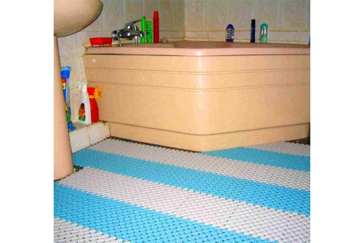 Какое покрытие выбрать для пола в ванной деревянного дома