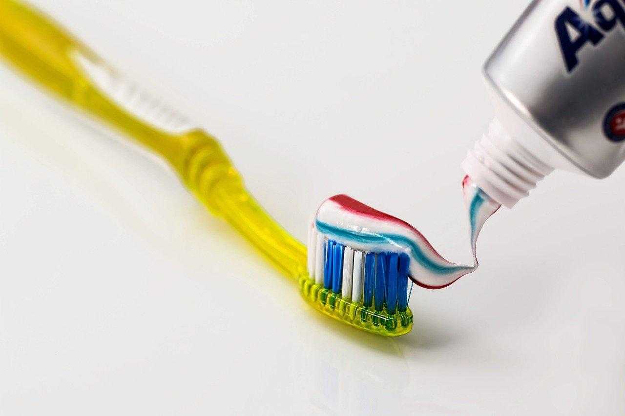 Чем можно заменить зубную пасту: известные заменители и средства