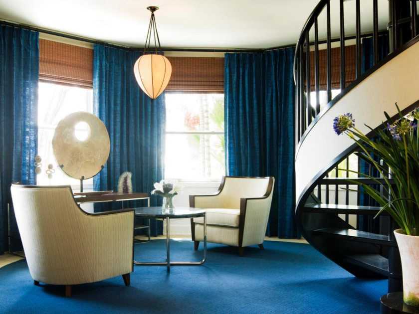 Рассказываем, как оформить гостиную в голубых тонах: подбор палитры, варианты использования и особенности цвета