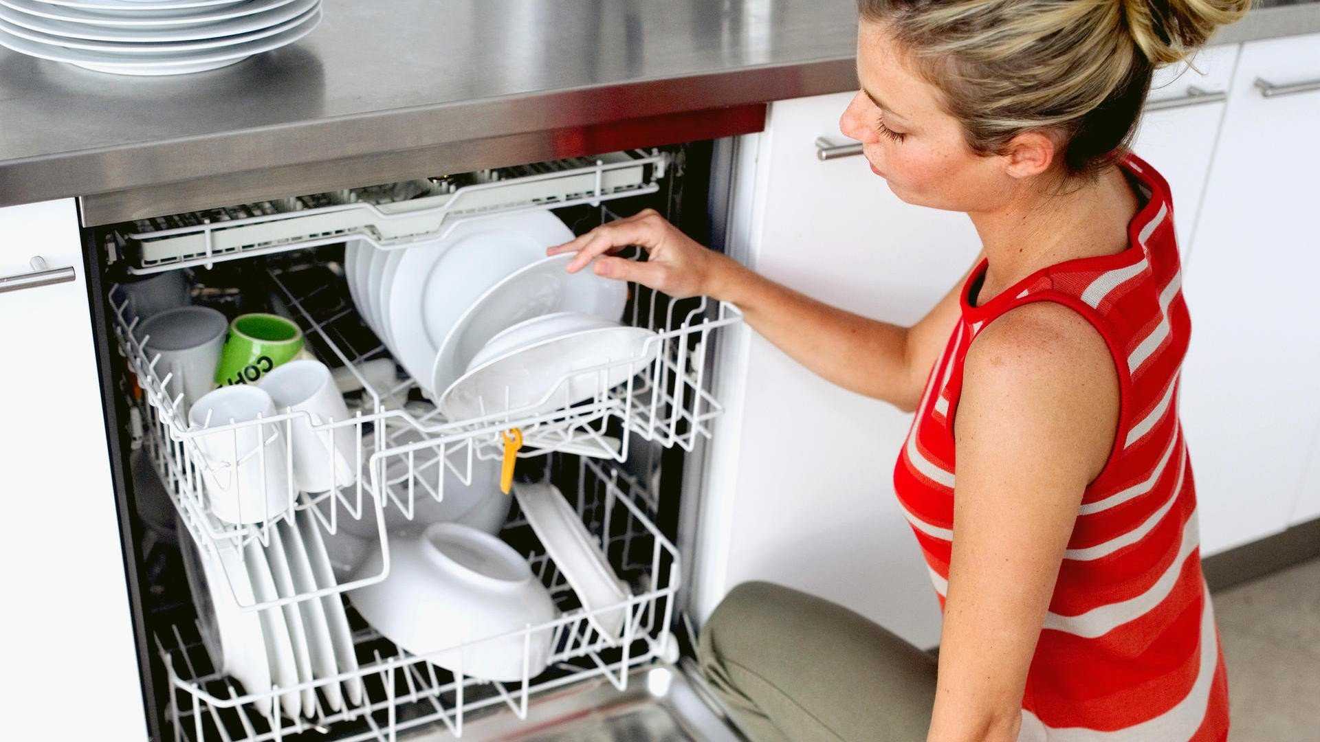 Моющую машинку посудомоечную. Посудомойка. Мытье посуды посудомойка. Посудомоечная машина девушка. Сломалась посудомойка.