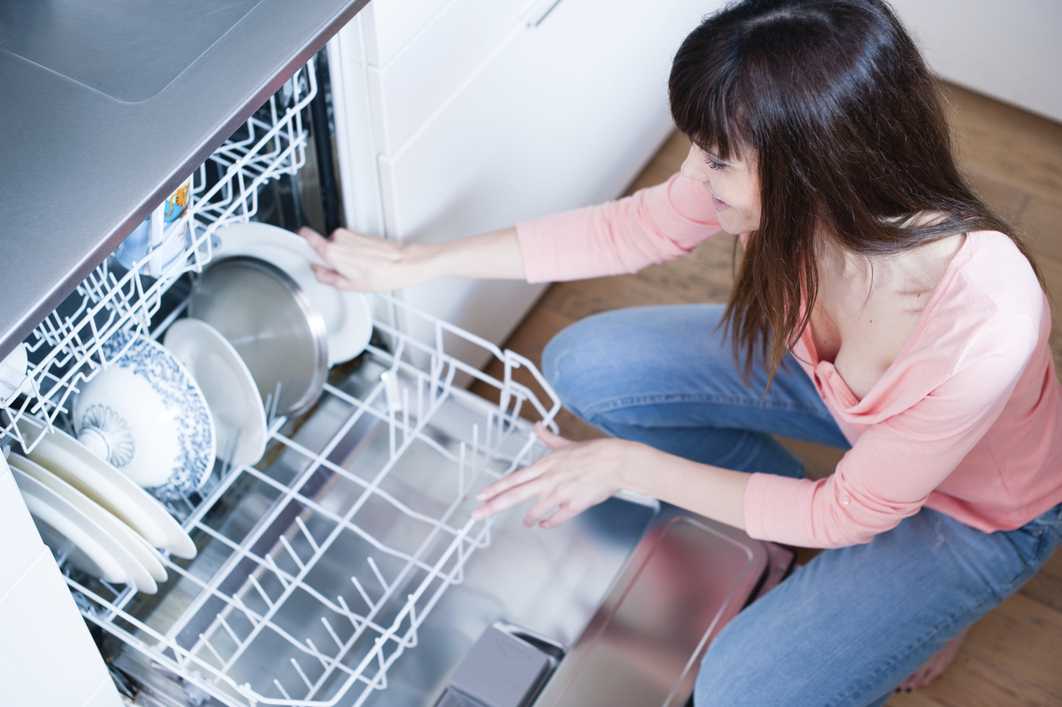 Нужно ли открывать посудомоечную машину после мойки. как открыть посудомоечную машину bosch