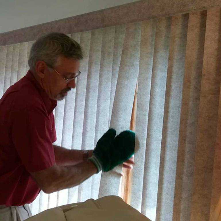 Как стирать рулонные шторы в домашних условиях?