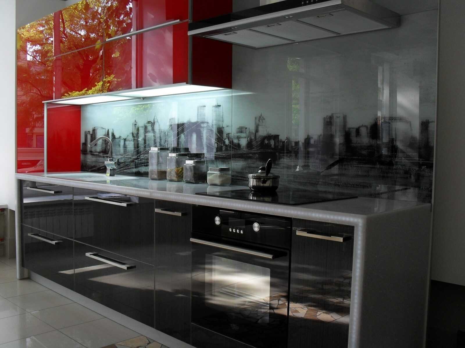 5 фактов-отзывов о глянцевых фасадах для кухонного гарнитура: что миф, а что реальность?