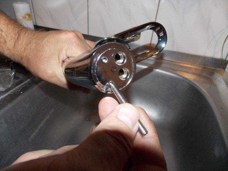Как поменять смеситель на кухне: замена крана самостоятельно, как крепится к раковине, размер гайки, демонтаж своими руками