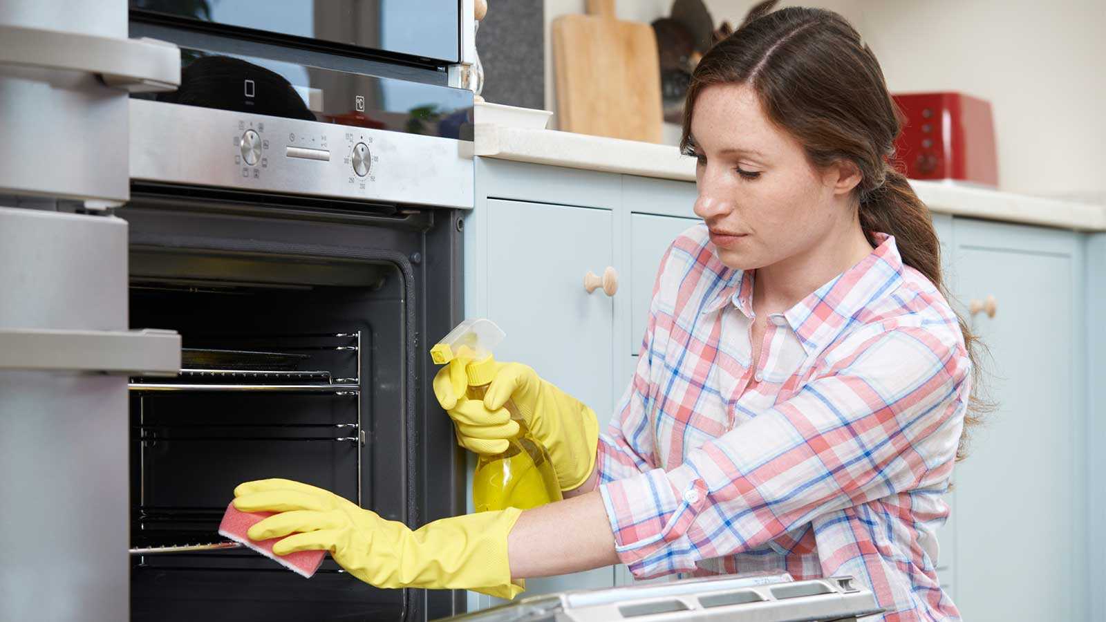 5 способов быстро оттереть брызги жира с кухонного гарнитура
