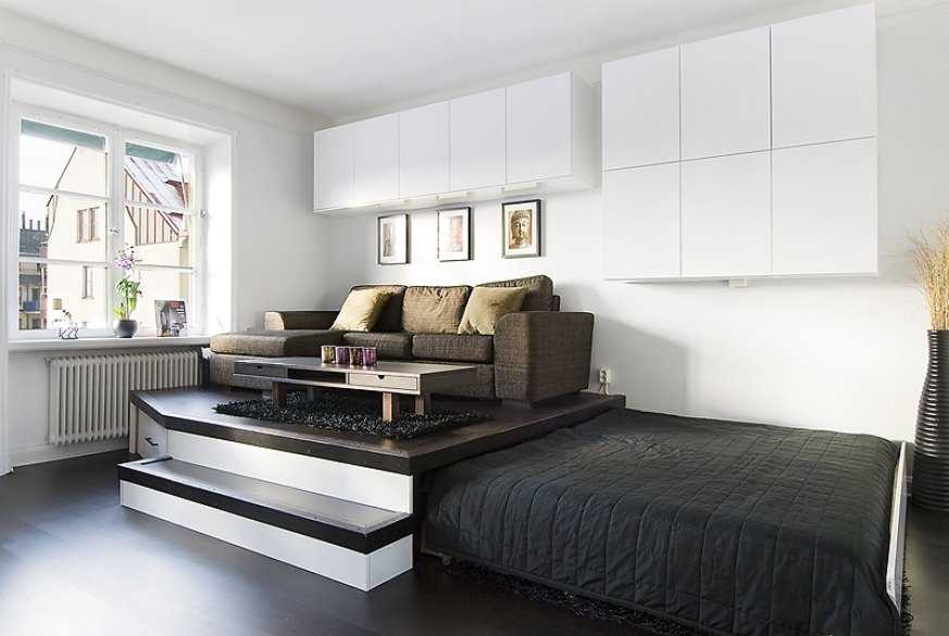 Если у вас квартира-студия или однушка, в которой вы хотите сделать и спальню, и гостиную, возможно, вам подойдет вариант размещения спальной зоны на подиуме Рассмотрели 5 таких примеров и попросили дизайнеров прокомментировать этот прием