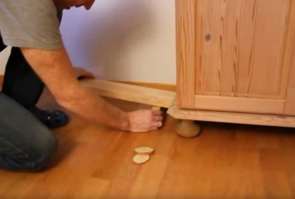 Как передвинуть тяжелый шкаф без ножек, полезные рекомендации