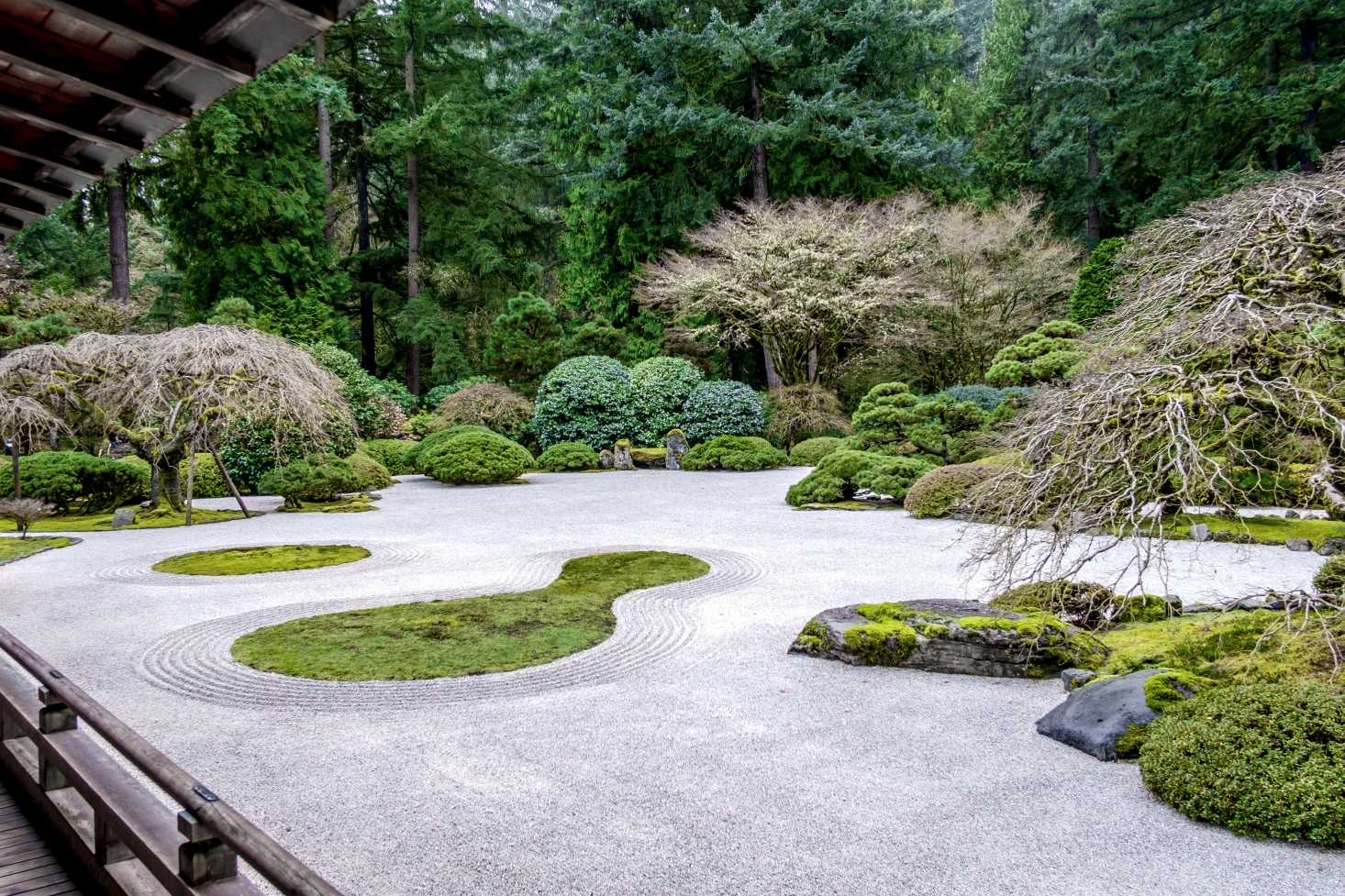 Ограждения из бамбука, природность и другие принципы, которые можно перенять из садов в японском стиле